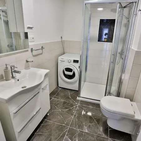 Luxury Lioness 斯普利特